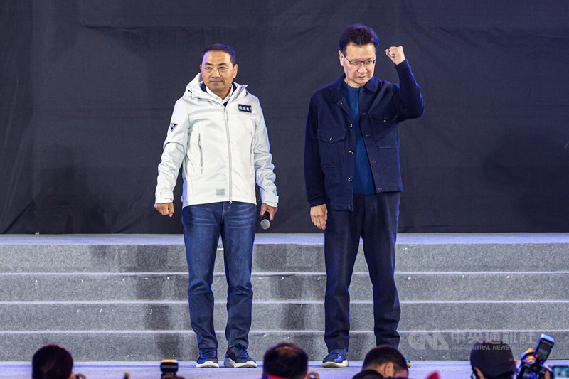 Kuomintang presidential candidate Hou Yu-ih (left) and his running mate Jaw Shau-kong at a vote-counting venue in New Taipei's Banqiao District on Saturday. CNA photo Jan. 13, 2024