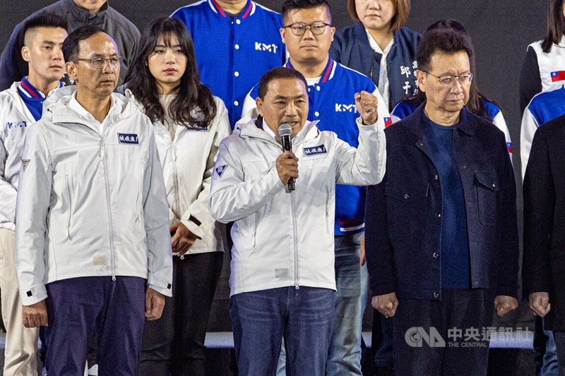 Ứng cử viên tổng thống của phe đối lập Quốc dân đảng (KMT) Hou Yu-ih (giữa) đã thừa nhận thất bại trong chiến dịch tranh cử tổng thống năm 2024 sau khi thua Phó Tổng thống Lai Ching-te của Đảng Dân chủ Tiến bộ (DPP) cầm quyền.