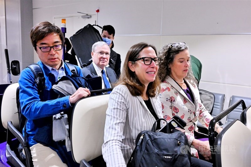 Former National Security Advisor Stephen Hadley (in blue tie) arrives arrives with AIT Chair Laura Rosenberger (front, center), accompanied by AIT Sandra Oudkirk (right at Taiwan Taoyuan International Airport on Sunday. CNA photo Jan. 14. 2024