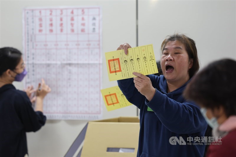 A poll station worker announces the candidate picked by a voter on a ballot in a legislative election in Taipei Saturday. CNA photo Jan. 14, 2024