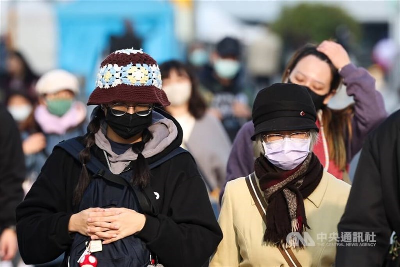 People are seen covered in warm clothing amid chilly weather in Taipei. CNA file photo
