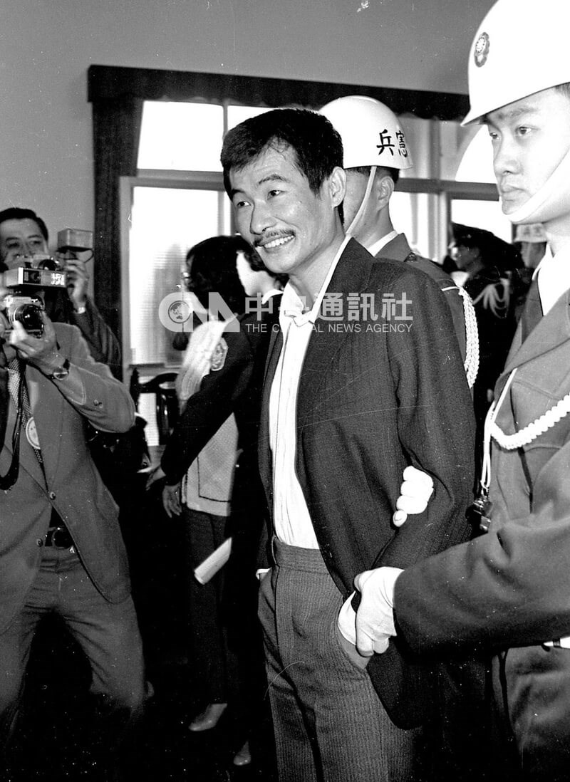 Shih Ming-teh steps into the court to stand trial for the Kaohsiung Incident on March 18, 1980. CNA file photo