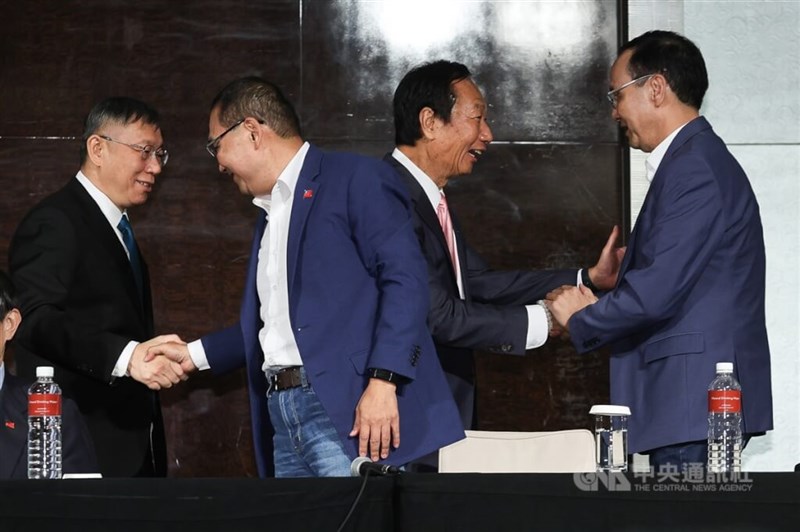 L-R: TPP presidential candidate Ko Wen-je, KMT presidential candidate Hou Yu-ih, Foxconn founder Terry Gou and KMT Chairman Eric Chu shake hands during public negotiations in November on a potential KMT-TPP presidential ticket, which ultimately fell through. CNA file photo