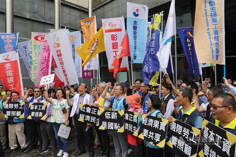 Members of the Taiwan Confederation of Trade Unions hold a press conference for labor rights outside Ministry of Labor in this CNA file photo. For illustrative purposes.
