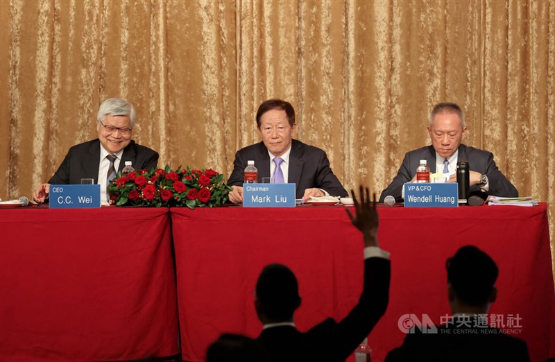 TSMC CEO C.C. Wei (left) and Chairman Mark Liu (center) at an investor conference Thursday. CNA photo January 18, 2024