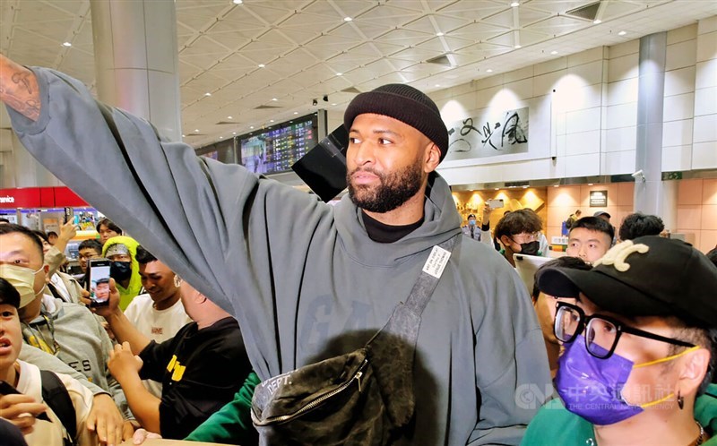 Former NBA star DeMarcus Cousins waves to fans after arriving at Taoyuan International Airport on Thursday. CNA photo Jan. 18, 2024