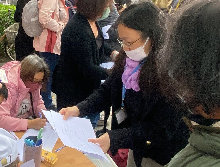 A Facebook group launches a petition drive in New Taipei on Saturday seeking to recall New Taipei Mayor Hou Yu-ih. CNA photo Jan. 20, 2024