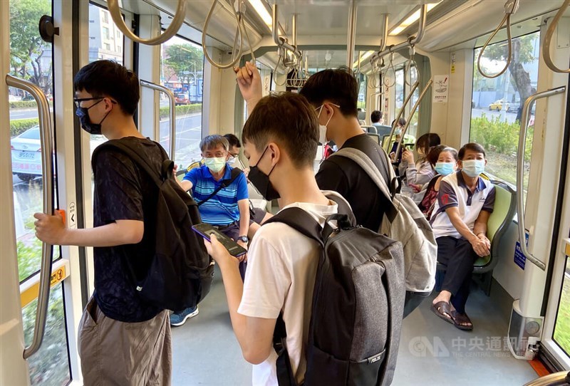 Commuters ride the metro in Kaohsiung in masks to prevent from getting sick in this CNA file photo.