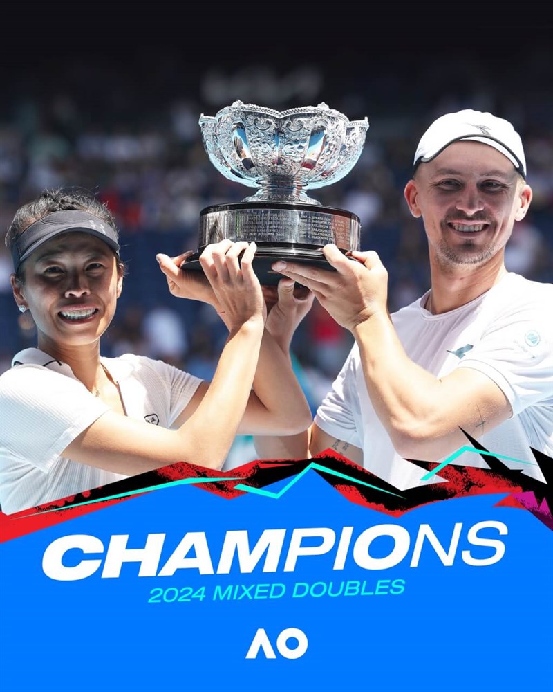 Taiwanese tennis ace Hsieh Su-wei (left) and Jan Zielinski (right) of Poland hold up their grand slam mixed doubles trophy Friday at the Australian Open. Graphic captured from Australian Open Twitter account