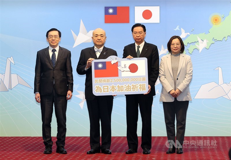 Taiwan's Foreign Minister Wu (second right) and Japan's representative to Taiwan Kazuyuki Katayama (second left) present a visual aid together that reveals Taiwan's donation to Japan's Noto Earthquake relief. CNA Jan. 26, 2024