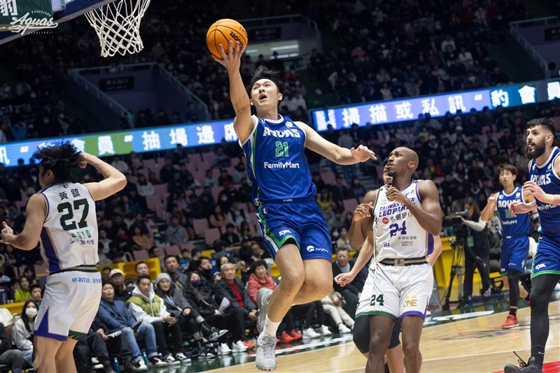 Kaohsiung Aquas center Lu Wei-Ting attempts a lay-up in Saturday's game with the Taiwan Beer Leopards in Taoyuan. Photo courtesy of Kaohsiung Aquas Jan. 27, 2024