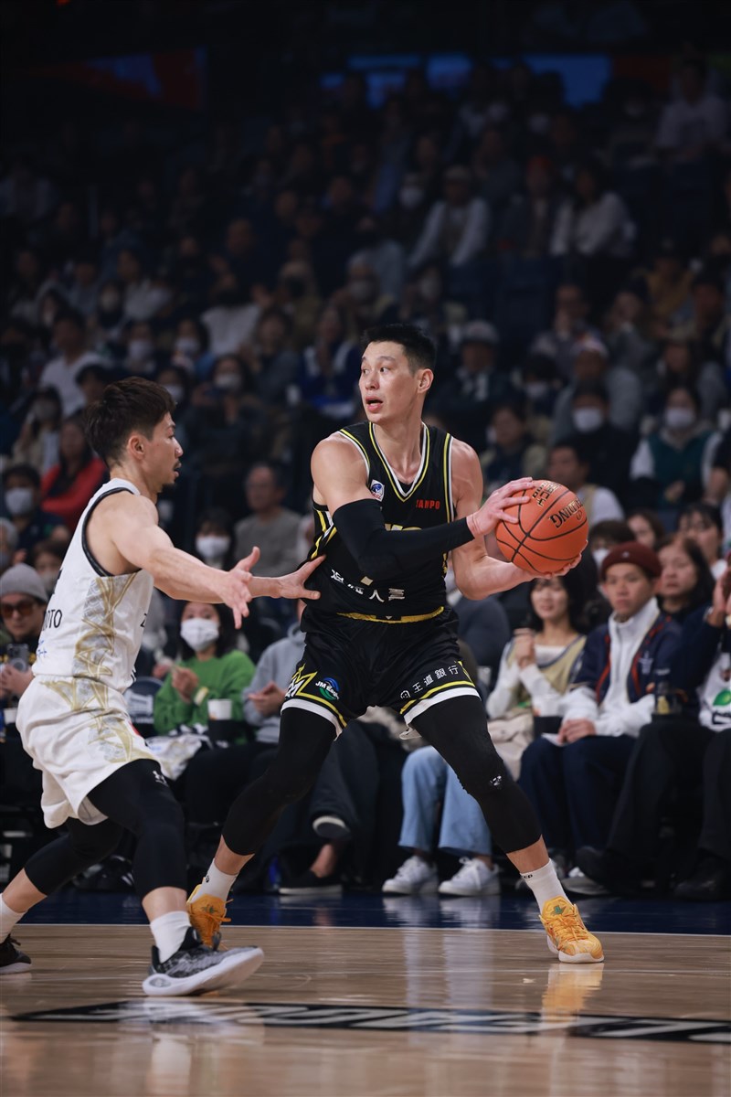 Jeremy Lin (with ball) in Wednesday's EASL game with the Ryukyu Golden Kings in Okinawa. Photo courtesy of New Taipei Kings Jan. 24, 2024