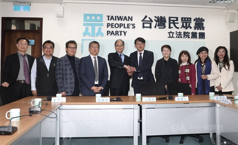 Incumbent Legislative Speaker You Si-kun (fifth left) and his deputy Tsai Chi-chang (fourth left) greets Taiwan People's Party legislator-elects Huang Kuo-chang (fifth right) and Huang Shan-shan (fourth right). CNA photo Jan. 29, 2024