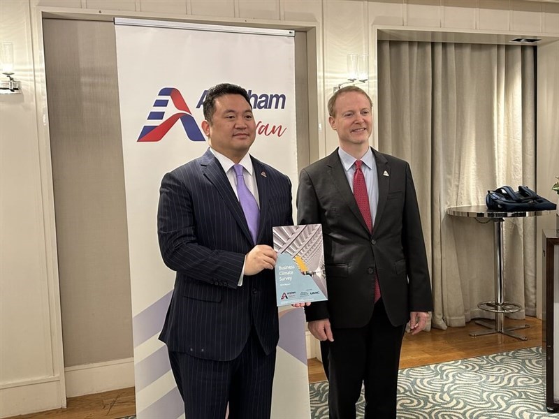 American Chamber of Commerce chairperson Dan Silver (right) and president Patrick Lin (left) present the chamber's latest Business Climate Survey. CNA photo Jan. 30, 2024