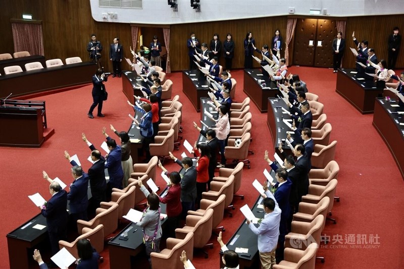 Lawmakers are sworn in at the Legislative Yuan Thursday.CNA photo Feb. 1, 2024