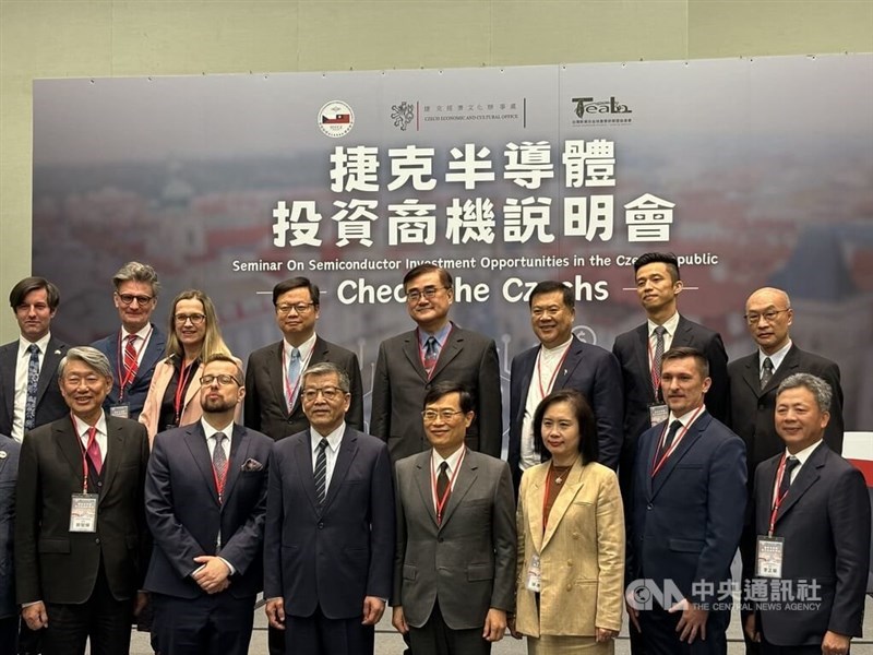 The Czech Republic's representative to Taiwan David Steinke (front row, second left), Deputy Foreign Minister Kelly Hsieh (front row, third left and Vice Economics Minister Chen Chern-chyi (front row, center) poses with officials and business representatives for a group photo during a semiconductor seminar held in Taipei on Thursday. CNA photo Feb. 1, 2024