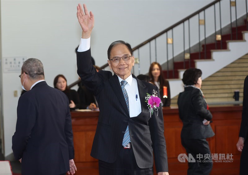 Former Legislative Speaker You Si-kun (center) waves to reporters when reporting for a new four-year term as a legislator-at-large, before he announces his resignation, in Taipei Thursday. CNA photo Feb. 1, 2024