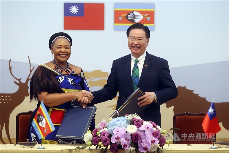 Foreign Minister Joseph Wu (left) and his Eswatinian counterpart Pholile Shakantu shake hands after signing a joint declaration in Taipei on Thursday. CNA photo Feb. 1, 2024