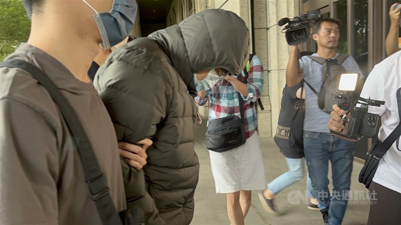 Agricultural blogger Lin Yu-hung (second left) is taken to the Taoyuan District Prosecutors Office on Oct. 7, 2023 for further questioning for fake hoax death threats. CNA file photo