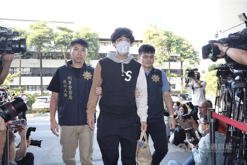Former Yulon Luxgen Dinos player Wu Chi-ying (center) is brought in to Shilin District Prosecutors Office in Taipei for questioning on Oct. 18, 2023. CNA file photo