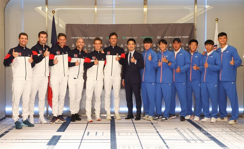 Taipei Mayor Chiang Wan-an (center) poses for a photo with Taiwanese (in blue) and French tennis players at a news conference in Taipei Friday. CNA photo Feb. 2, 2024