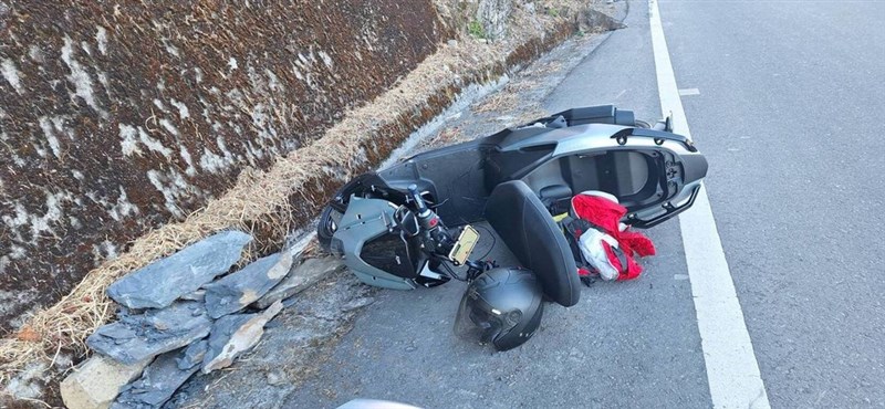 The heavy motorcycle ridden by a man who fell 100 meters into a ravine in Nantou County early Saturday. Photo courtesy of a local resident