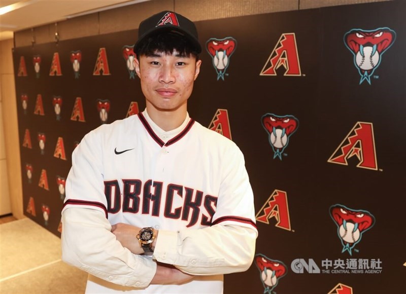 Taiwanese pitcher Lin Yu-min adorns the Arizona Diamondbacks uniform. CNA file photo