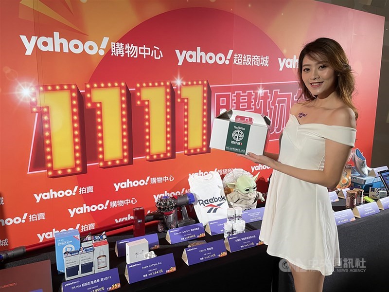 A model displays a food box from Hong Kong restaurant Tim Ho Wan at Yahoo! e-commerce event in this CNA file photo