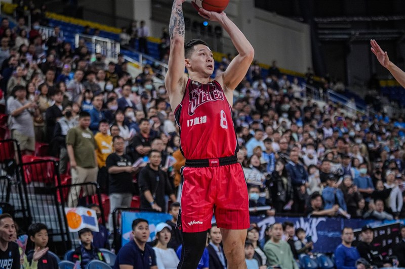Kaohsiung 17LIVE Steelers Wang Lu-hsiang makes a game-winning three-pointer in Saturday's game in Taipei. Photo courtesy of P.LEAGUE+ Feb. 3, 2024
