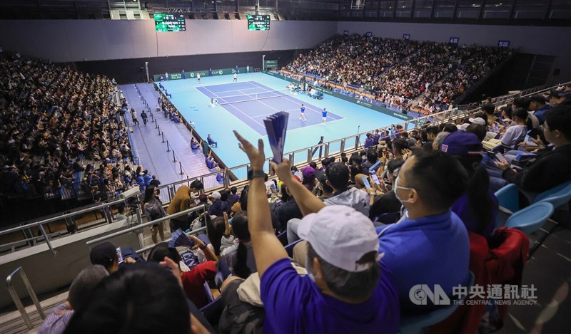 Fans pack the 3,000-seat Taipei Tennis Center on the second day of the Davis Cup Finals qualifiers between Taiwan and France on Sunday. CNA photo Feb. 4, 2024