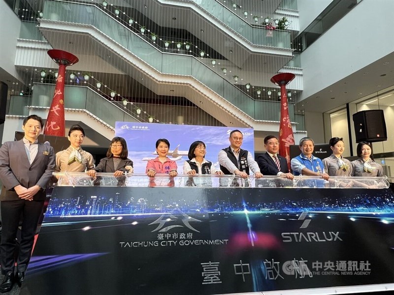 Taichung Deputy Mayor Cheng Chao-hsin (fifth right) and Starlux Chief Strategy Officer Simon Liu (fourth right) announce new flight routes Monday. CNA photo Feb. 5, 2024