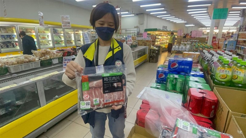 A Taoyuan health official removes a pack of Taisugar's frozen sliced Boston butt on Saturday. Photo courtesy of Taoyuan Department of Public Health