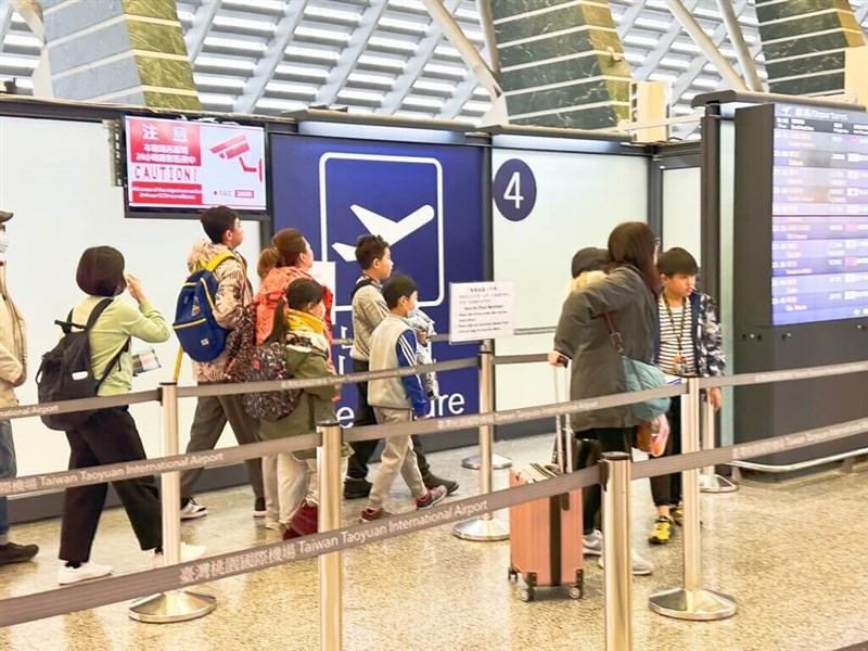 Passengers enter the restricted area of Taiwan Taoyuan International Airport's Terminal 1 for security check in this photo released on Jan. 26, 2024. File photo courtesy of Taoyuan International Airport Corp.