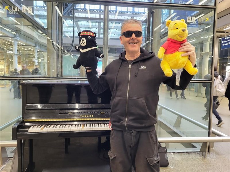 British pianist Brendan Kavanagh holds Taiwan tourism mascot OhBear and Winnie the Pooh during an interview with CNA in London on Wednesday. CNA photo Feb. 7, 2024