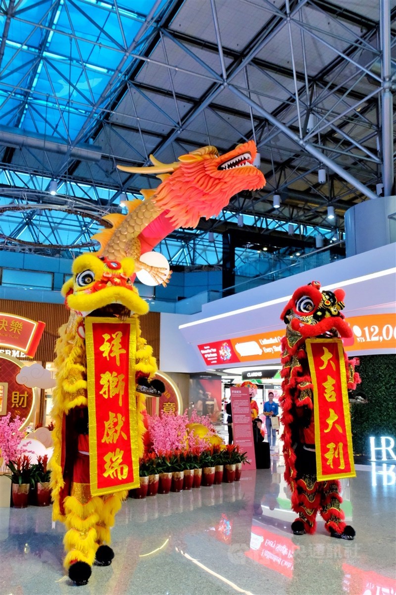 Dancers perform holding banners with well wishes and blessings around a dragon display in the departure hall of Taiwan Taoyuan International Airport's Terminal 2 on Wednesday. CNA photo Feb. 7, 2024