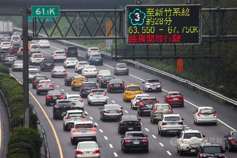 Heavy traffic is seen on a section of National Freeway No. 5 in Daxi, Taoyuan Friday. CNA photo Feb. 9, 2024