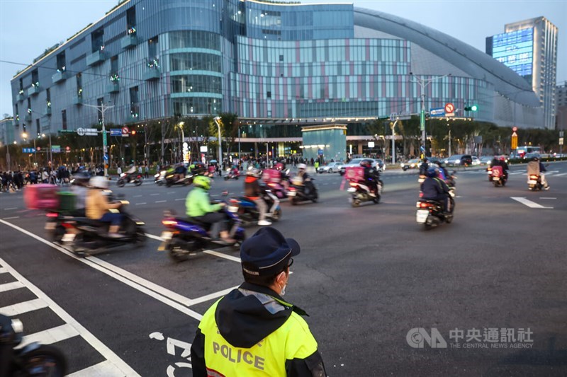 A policeman monitors the traffic at the intersection of Zhongxiao East Road and Guangfu South Road in Taipei, across from the retail space in front of the Taipei Dome stadium on Nov. 3, 2023. CNA file photo