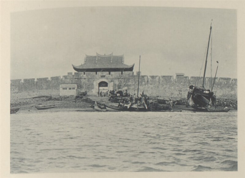 A photo of Magong City Wall, taken over a century ago by French Lieutenant Colonel and the Count of Pimodan Claude de Rarécourt de la Vallée, is presented on the "Memories from Formosa and the Pescadores Islands" online gallery by the National Center of Photography and Images. Photo courtesy of the National Center of Photography and Images