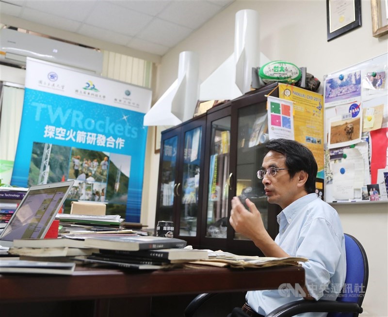 Wu Jong-shinn speaks with reporters in his office at the mechanical engineering department, National Chiao Tung University (now known as National Yang Ming Chiao Tung University) in Hsinchu in 2018. CNA file photo