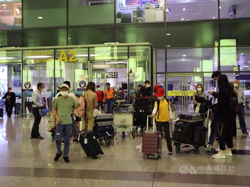 Travelers commute with their luggage in Hanoi's Noi Bai International Airport in 2013. CNA file photo
