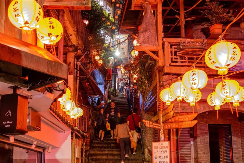 Travelers visit New Taipei's famous Jiufen Old Street tourist area. File photo courtesy of New Taipei City Government