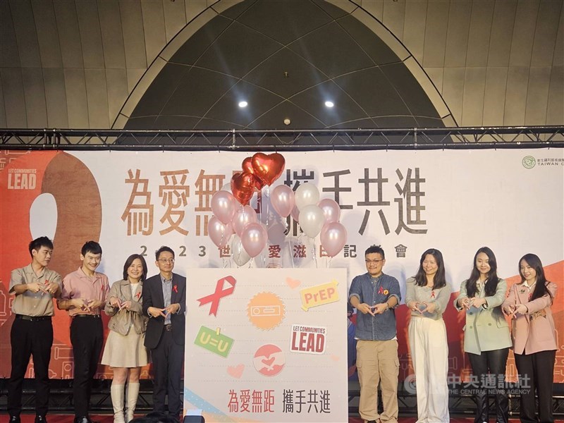 People make the heart gesture at a presser for World AIDS Day held by Taiwan's CDC on Nov. 29, 2023. CNA file photo