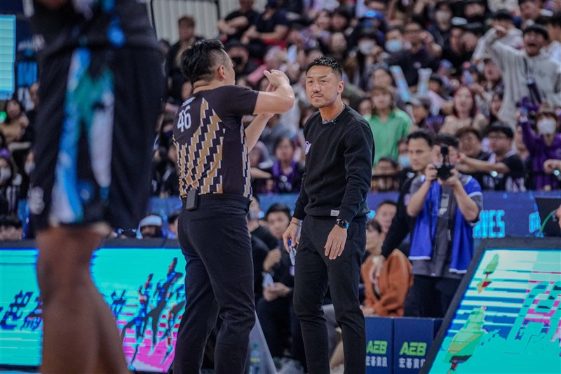 Former Hsinchu Toplus Lioneers head coach Greg Lin (front right) looks at a referee during a game with the Taipei Fubon Braves in Taipei on Feb. 4, 2024. Photo courtesy of P.LEAGUE+