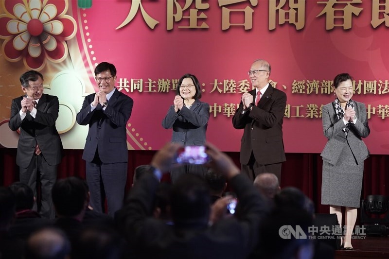 President Tsai Ing-wen (center) and senior officials wish businessmen who have operations in China a happy Lunar New Year during a banquet held at the Grand Hotel in Taipei Thursday. CNA photo Feb. 16, 2024