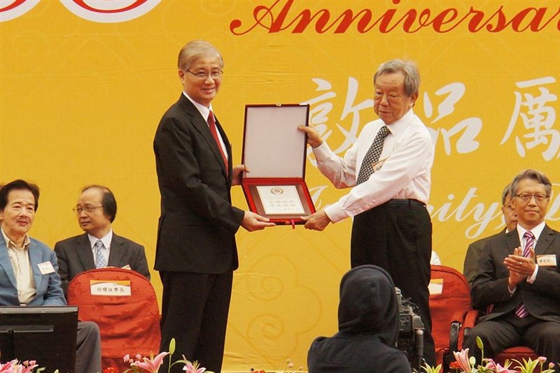 NTU Emeritus Professor Hu Yao-heng (center right) is honored as an outstanding alumnus at the university's 88th annivesary celebration in Taipei in November 2016. NTU press photo