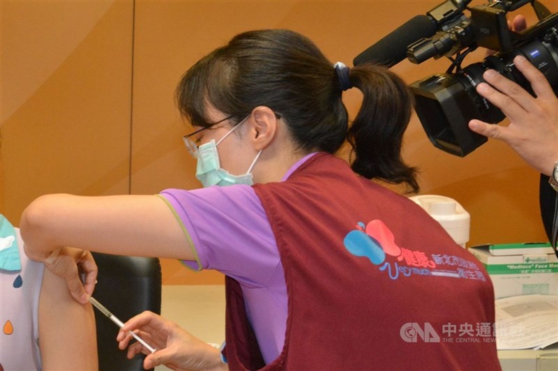 A New Taipei City health worker is giving an adult an MMR vaccine shot during a press event alerting the public about catching measles during overseas trips in 2015. CNA file photo