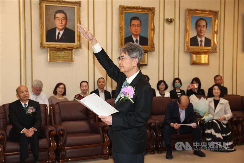 Wang Cheng-hsu of the Democratic Progressive Party takes the oath of office as an at-large legislator on Monday. CNA photo Feb. 19, 2024