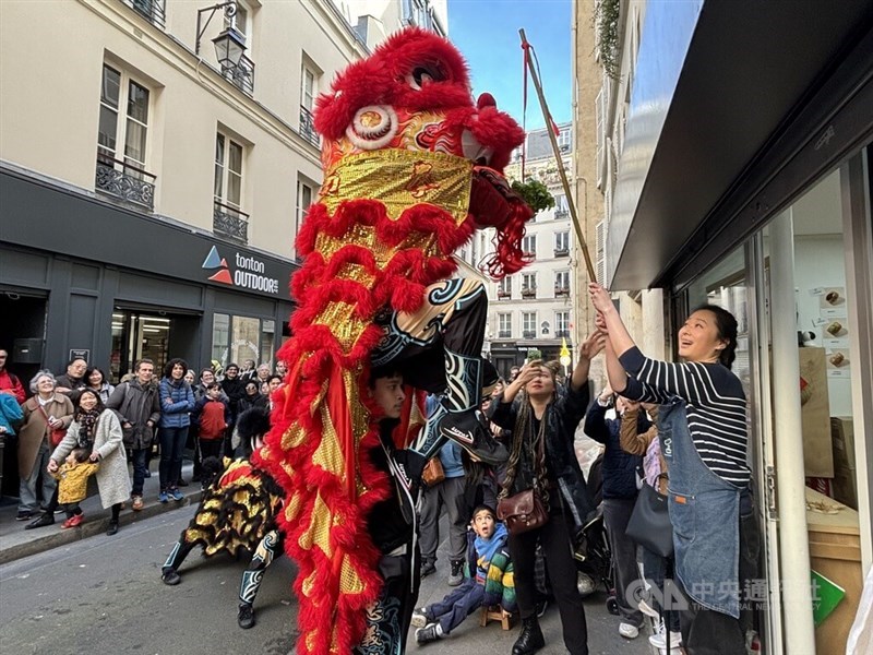 French Lion Dance performers put on a Lunar New Year show outside of Taiwan wheel cake shop Ciao Roue on Saturday. CNA photo Feb. 17, 2024