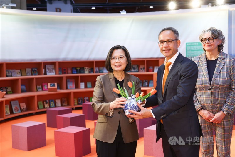 Netherlands Office Taipei Representative Guido Tielman (center) presents President Tsai Ing-wen (left) with a vase of tulips on Tuesday during the latter's visit to the Dutch pavilion at the 2024 Taipei International Book Exhibition. CNA photo Feb. 20, 2024