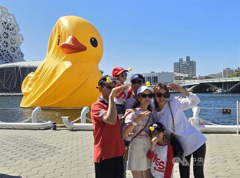 People enjoy the sunny in Kaohsiung on Wednesday. CNA photo Feb. 21, 2024